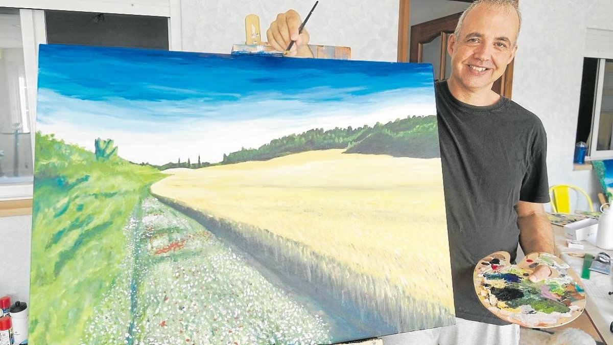 El artista Joan Manel Maigí con una de sus obras en su taller.