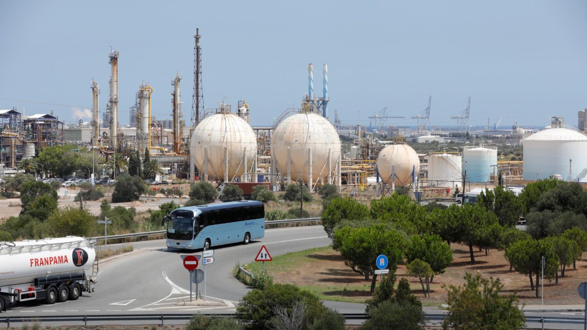 El primer paso para eliminar las esferas será habilitar un nuevo aparcamiento en el terreno junto a la entrada a la fábrica.