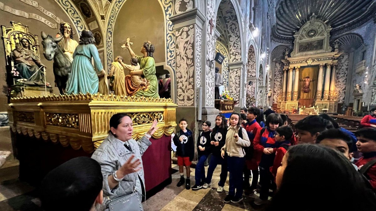 Los alumnos de quinto y sexto del Col·legi Joan Roig visitaron esta semana la iglesia de Sant Agustí.