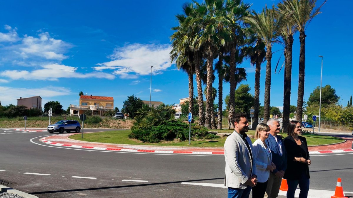 Las autoridades, delante de la rotonda de la carretera TP-2039.