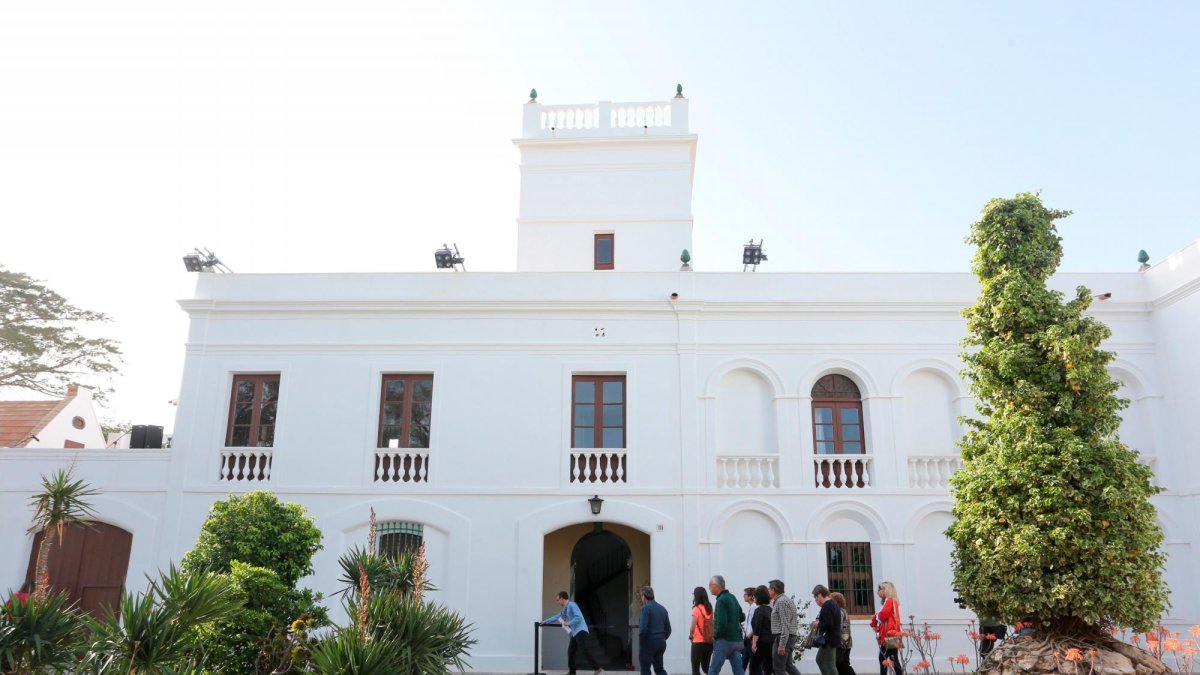 Mas Miró ofrece visitas guiadas y teatralizadas durante todo el año para conocer el lugar al que el famoso artista surrealista, Joan Miró, siempre volvía.