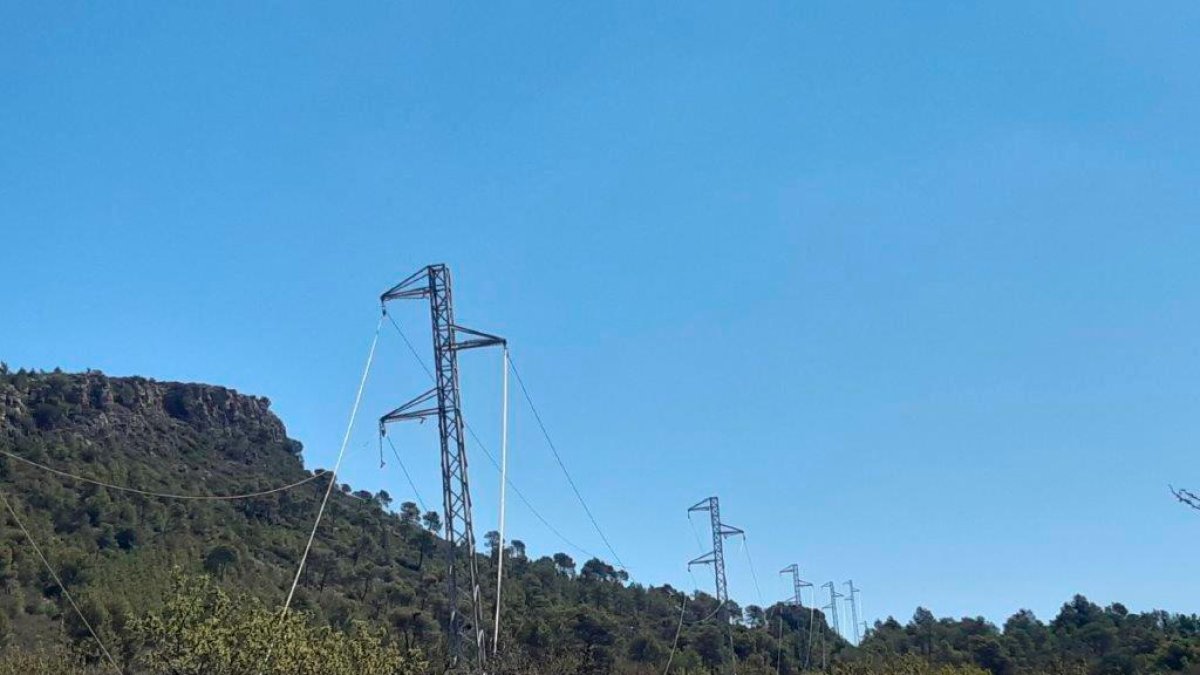 Canvi de suports de fusta per torres metàl·liques, així com més d’un quilòmetre de cablejat.