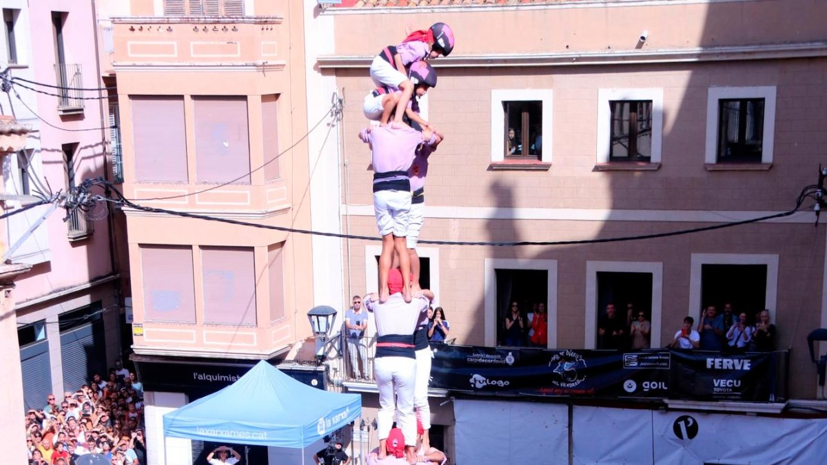 2 de 9 amb folre i manilles de la Jove de Tarragona.