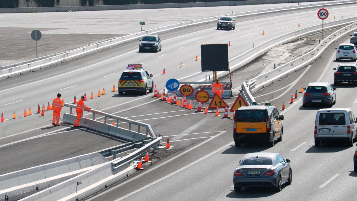 Imagen de los Mossos abriendo un carril adicional en la AP-7.