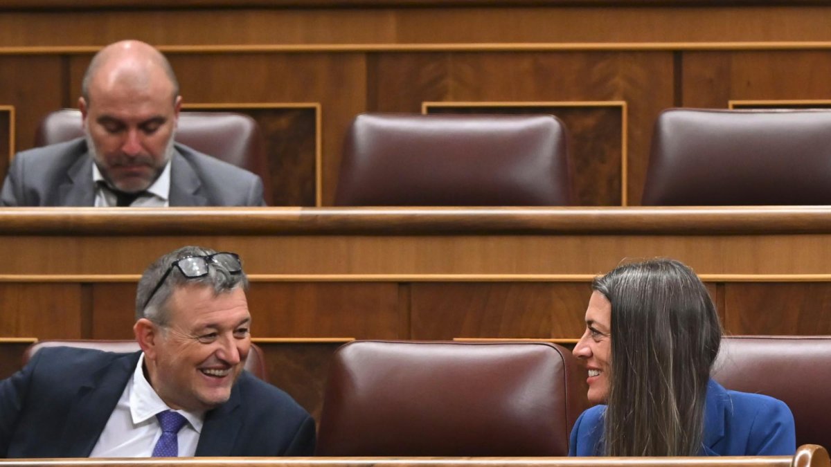 La portavoz de Junts per Catalunya Míriam Nogueras (d) habla con Josep María Cervera durante el Pleno del Congreso de los Diputados celebrado este martes en Madrid.