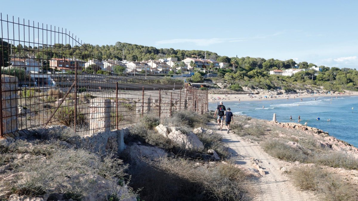 El camino de ronda que rodea la finca del preventorio de La Savinosa.