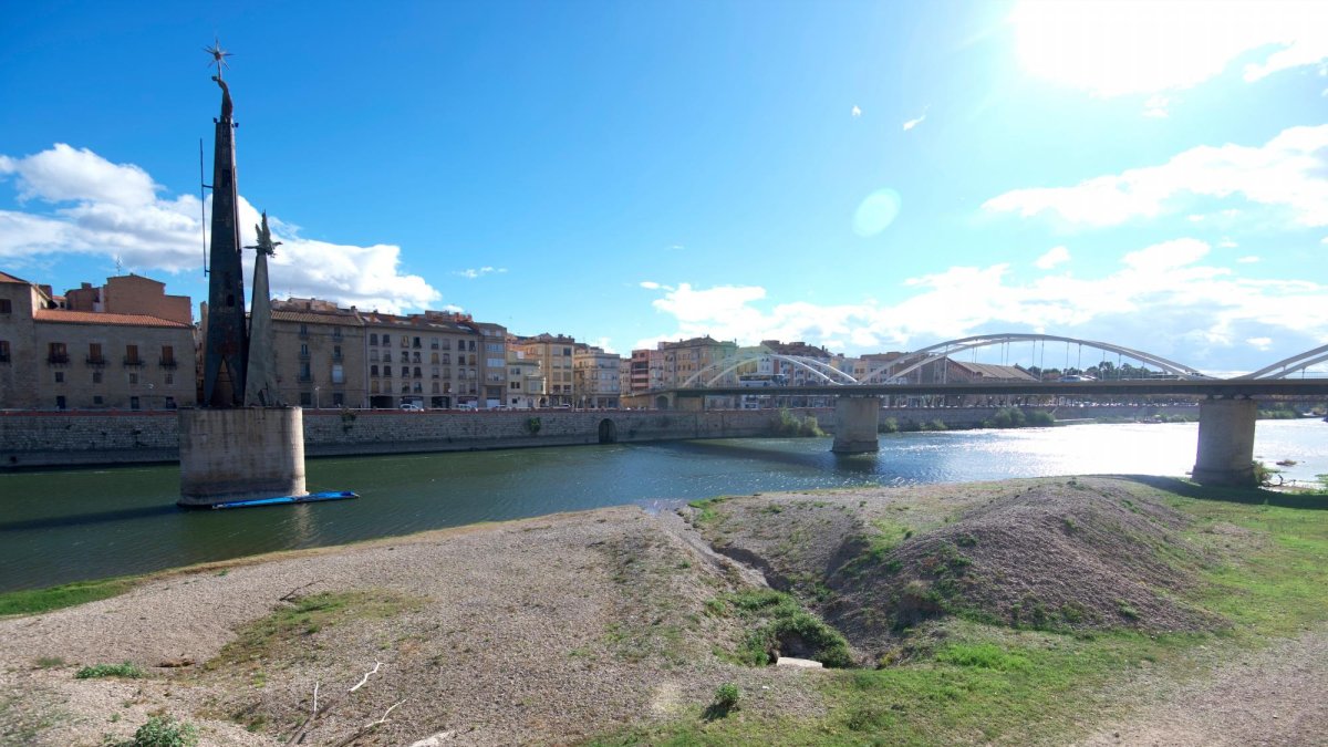 El riu Ebre amb un cabal mínim, al seu pas per Tortosa.