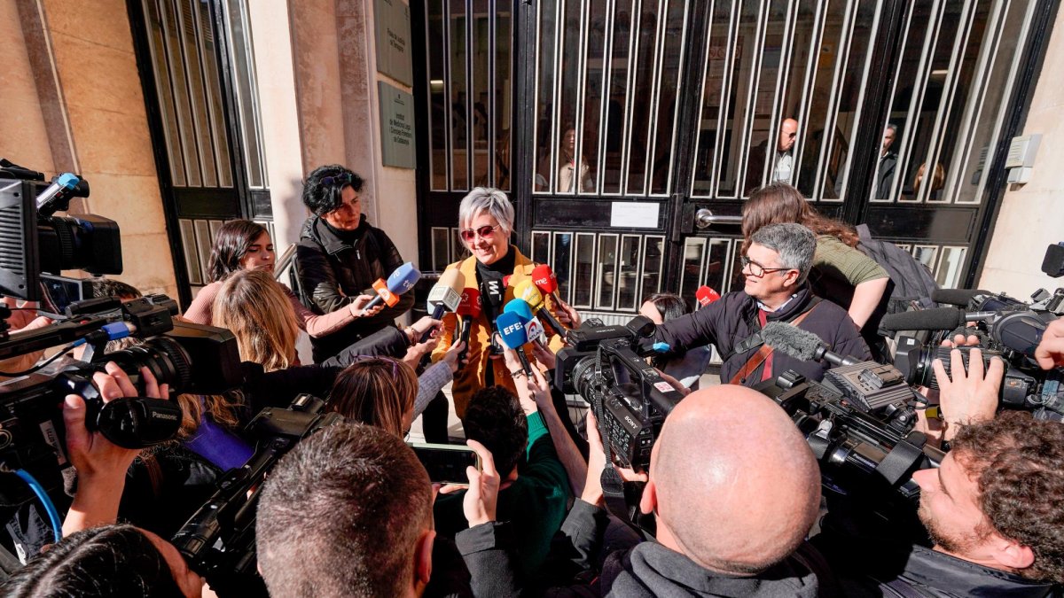 La abogada de la familia, Núria González, atiende a los medios de comunicación tras la declaración.