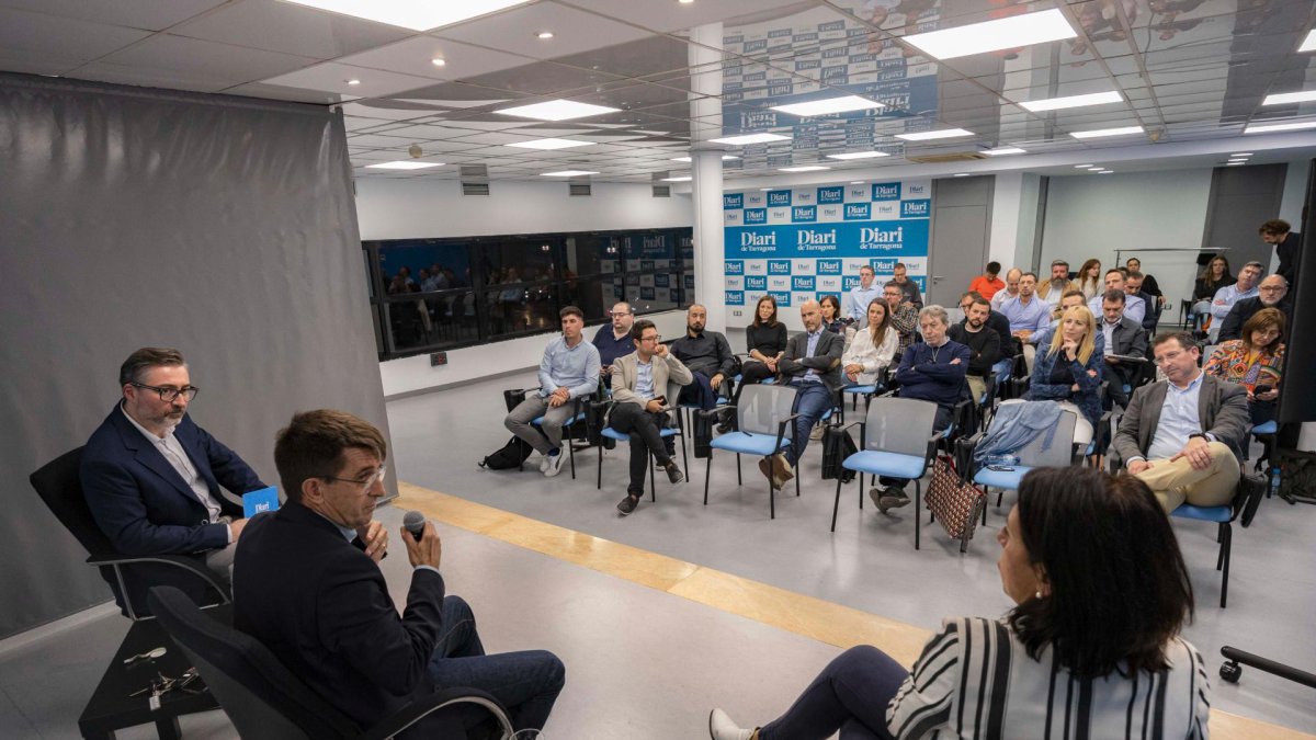 El periodista del ‘Diari’ Rafael Servent; el rector de la URV, Josep Pallarès; y Susana Prado, directora de Inetum Catalunya y presidenta de 22@Network Barceloca.