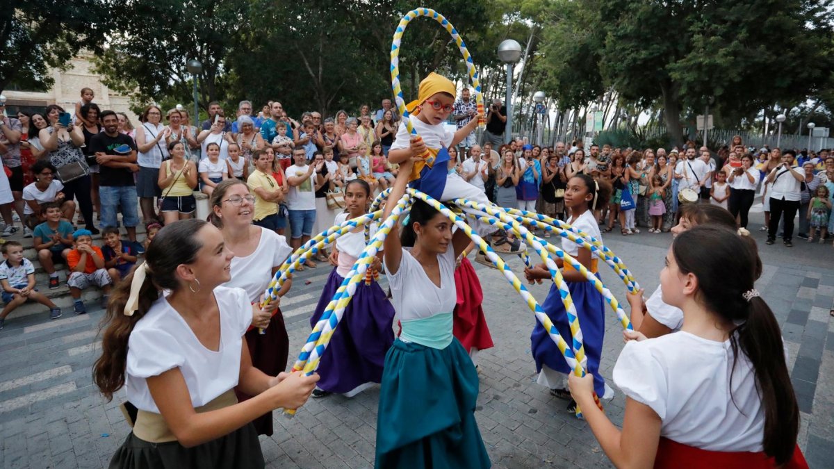 El Ball de Cercolets del Esbart Dansaire Ramon d’Olzina.