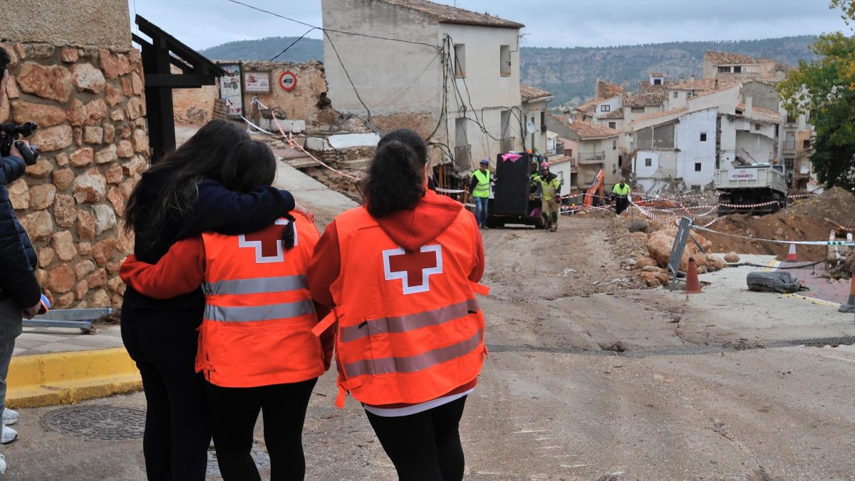 Una vecina junto a miembros de Cruz Roja observan las tareas de reconstrucción del terreno, este lunes en Letur. Continúa la búsqueda de cuatro personas desaparecidas en Letur (Albacete) tras la riada del martes 29 de octubre, mientras que el Gobierno de Castilla-La Mancha constituye la comisión de coordinación para la reconstrucción de este municipio albacetense, gravemente afectado por la DANA.