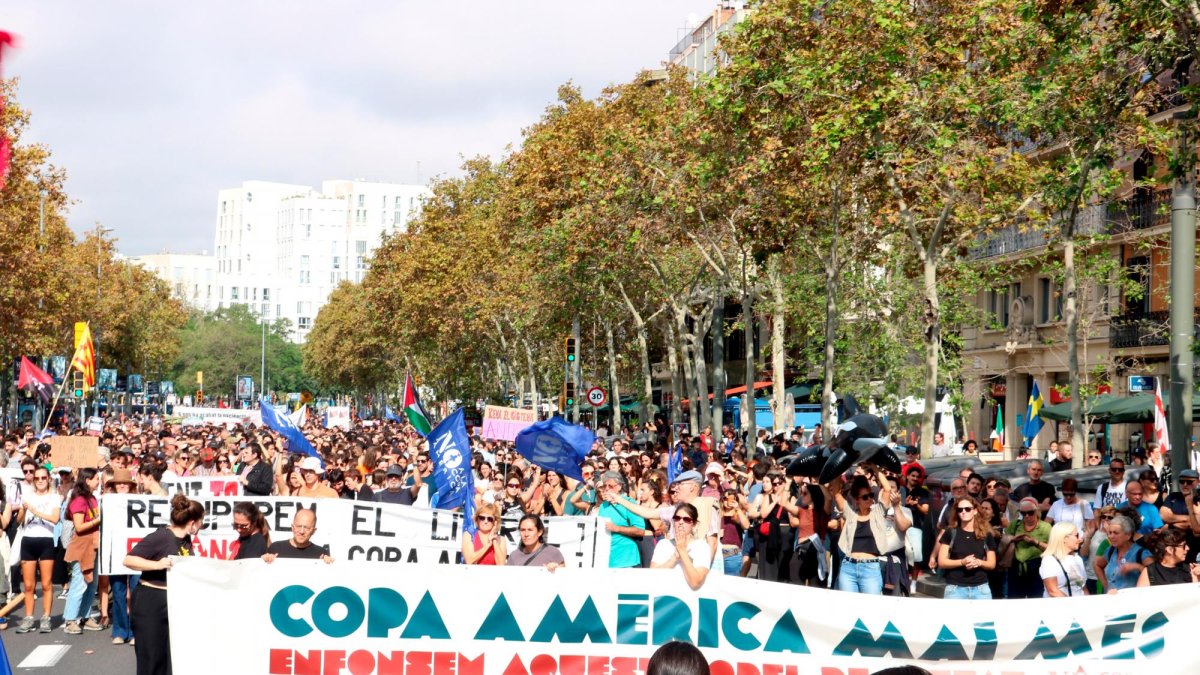Los manifestantes han criticado la inversión pública en el evento, la masificación turística y han reivindicado que la ciudad “no se vende”.