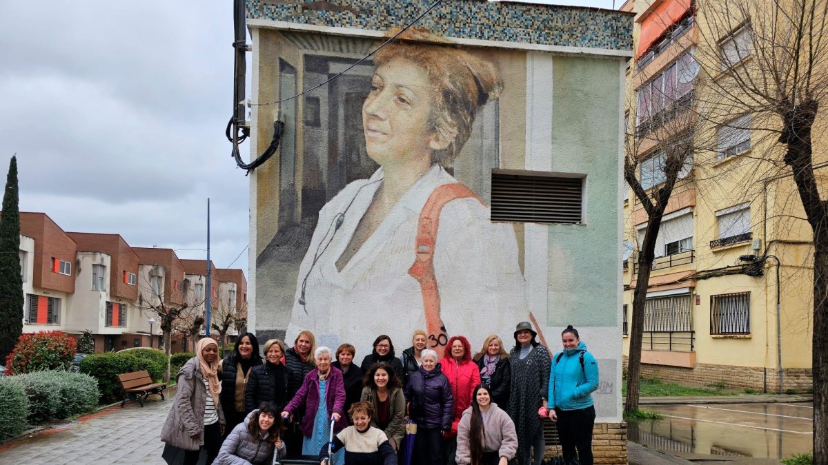 El acto tuvo lugar delante del mural de la Mary.