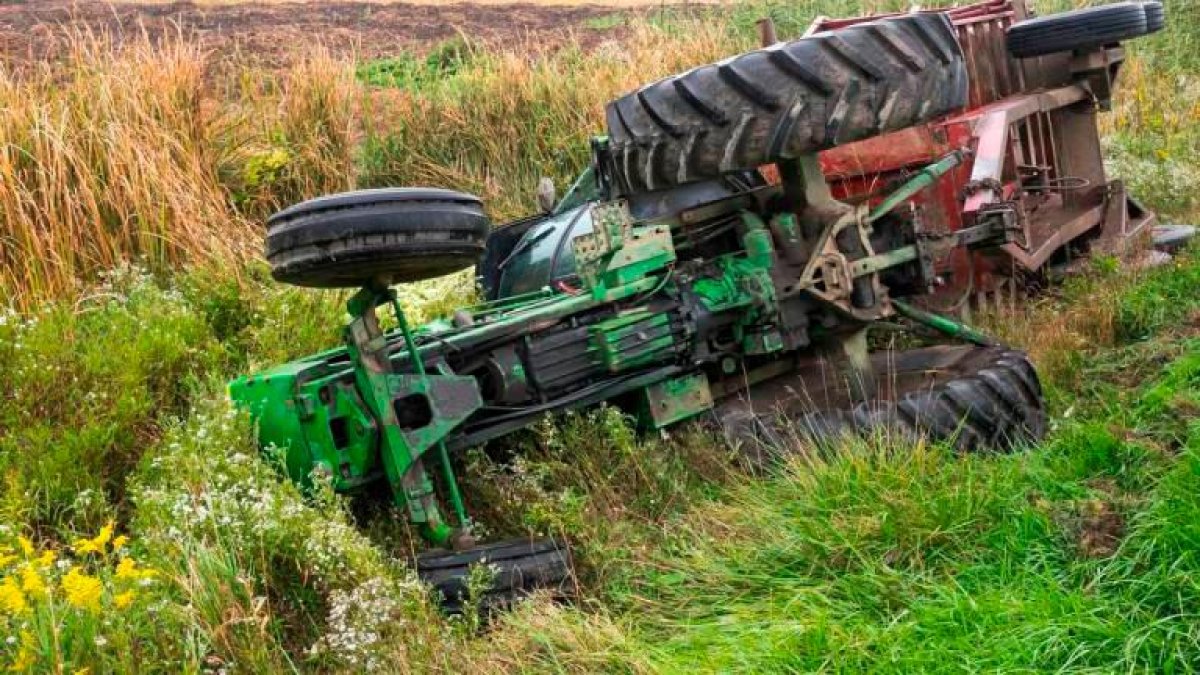 Un tractor volcado en una imagen de archivo.