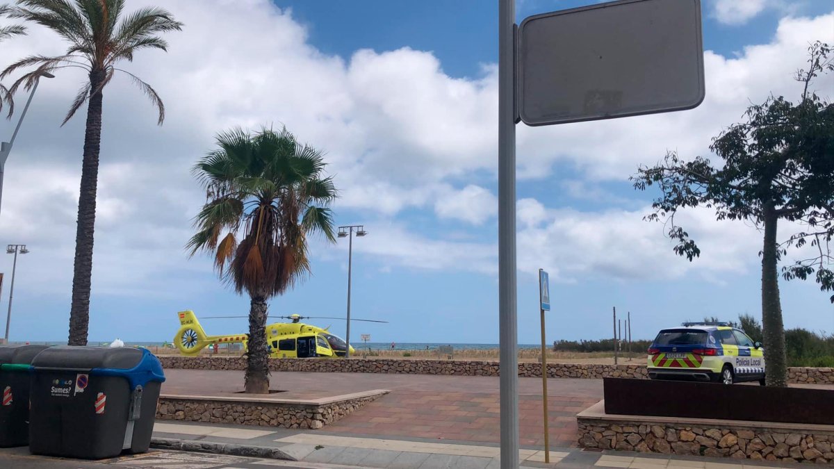 El helicóptero junto al paseo marítimo en Segur de Calafell