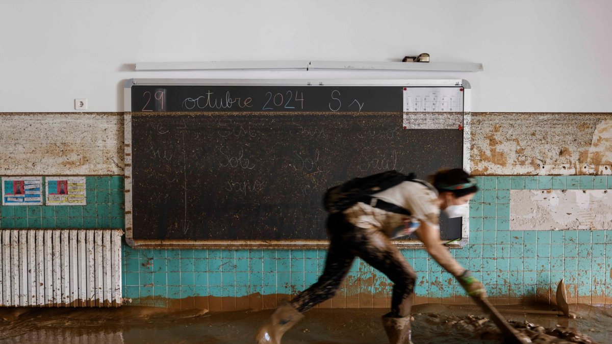Una mujer trabaja en las labores de limpieza del lodo en un colegio de Sedaví, Valencia, el 4 de noviembre de 2024.