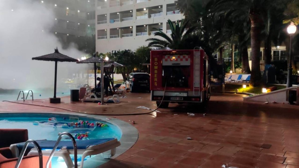 La humareda en la zona de piscinas del Estival Park.
