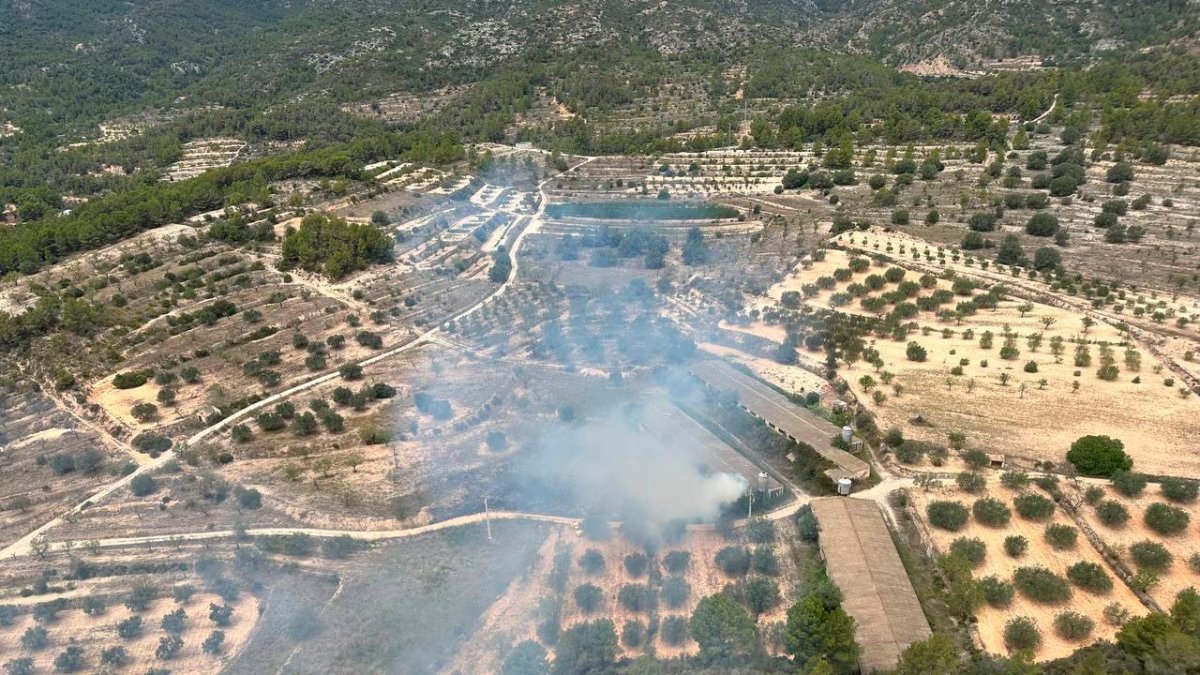 L’incendi, vist des de l’helicòpter de bombers.