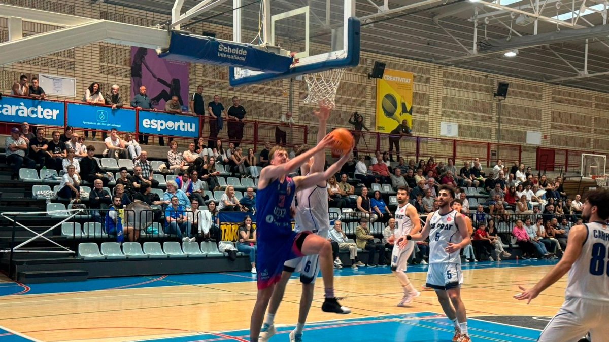 Kristensen (10 puntos) realiza una entrada a canasta en la derrota del Ibersol CBT en la visita al CB Prat.
