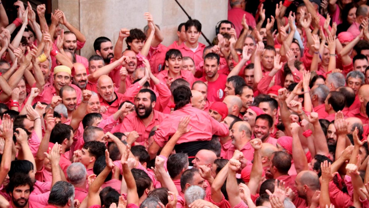 Celebración de la Colla Vella tras descargar su pilar de 8 amb folre en Santa Úrsula.