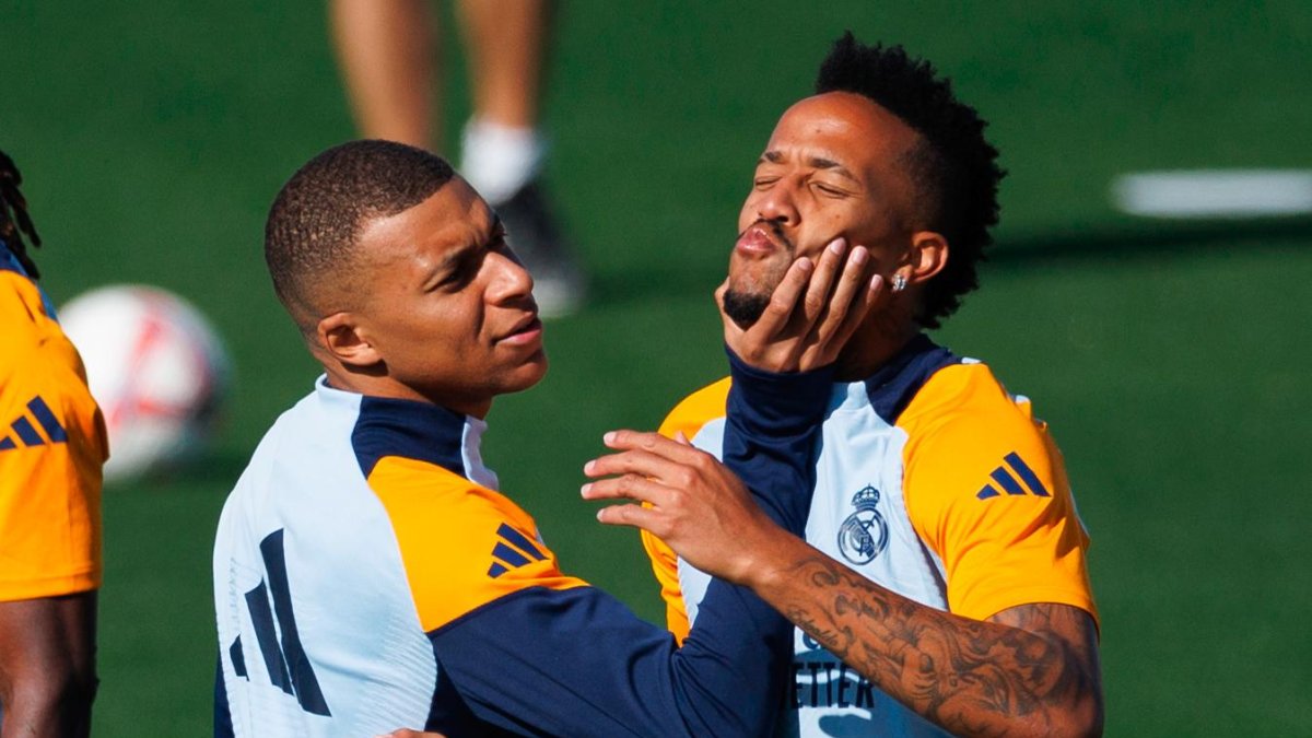 Kylian Mbappé, junto a Eder Militao en un entrenamiento del Real Madrid.