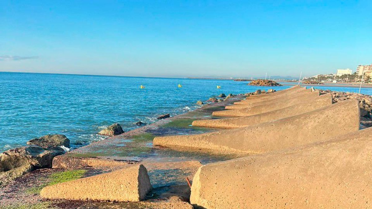 Los espigones están cuarteados y no frenan las mareas.