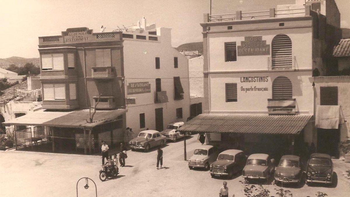 Imatge antiga de la plaça de Sant Pere de les Cases, amb el pou documentat ja el 1667 com a element central de la plaça.