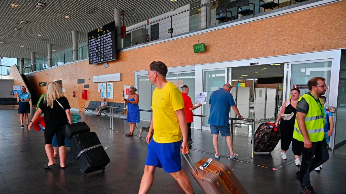 Turistas llegando al aeropuerto de Reus este verano.