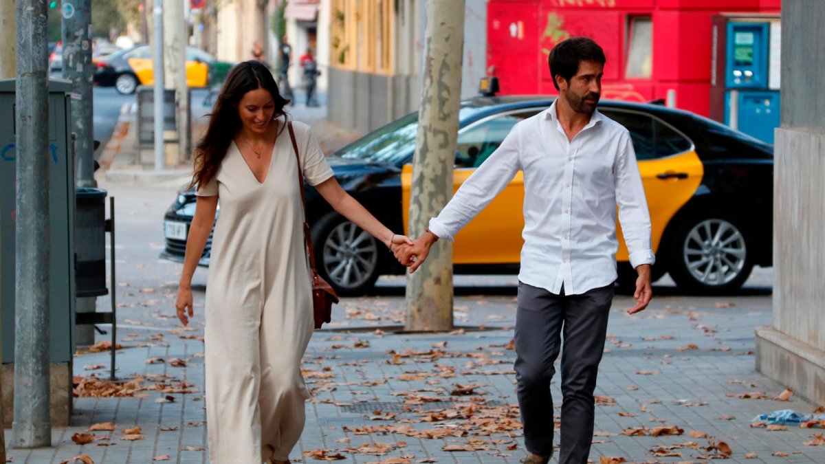 Roger Montañola, candidato del PDeCAT - Espai Ciu, llegando al hotel Sallés Pere IV, acompañado de su pare donde seguirán la noche electoral.