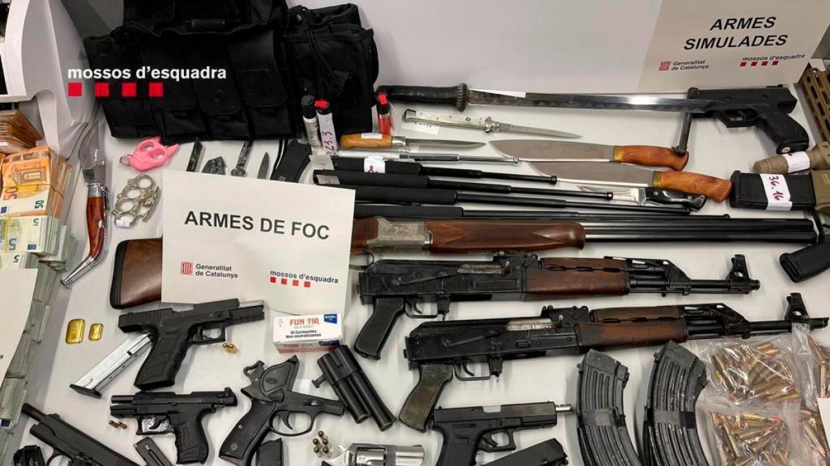 Armas de fuego decomisadas por el cuerpo de Mossos d’Esquadra durante uno de sus operativos contra el narcotráfico.