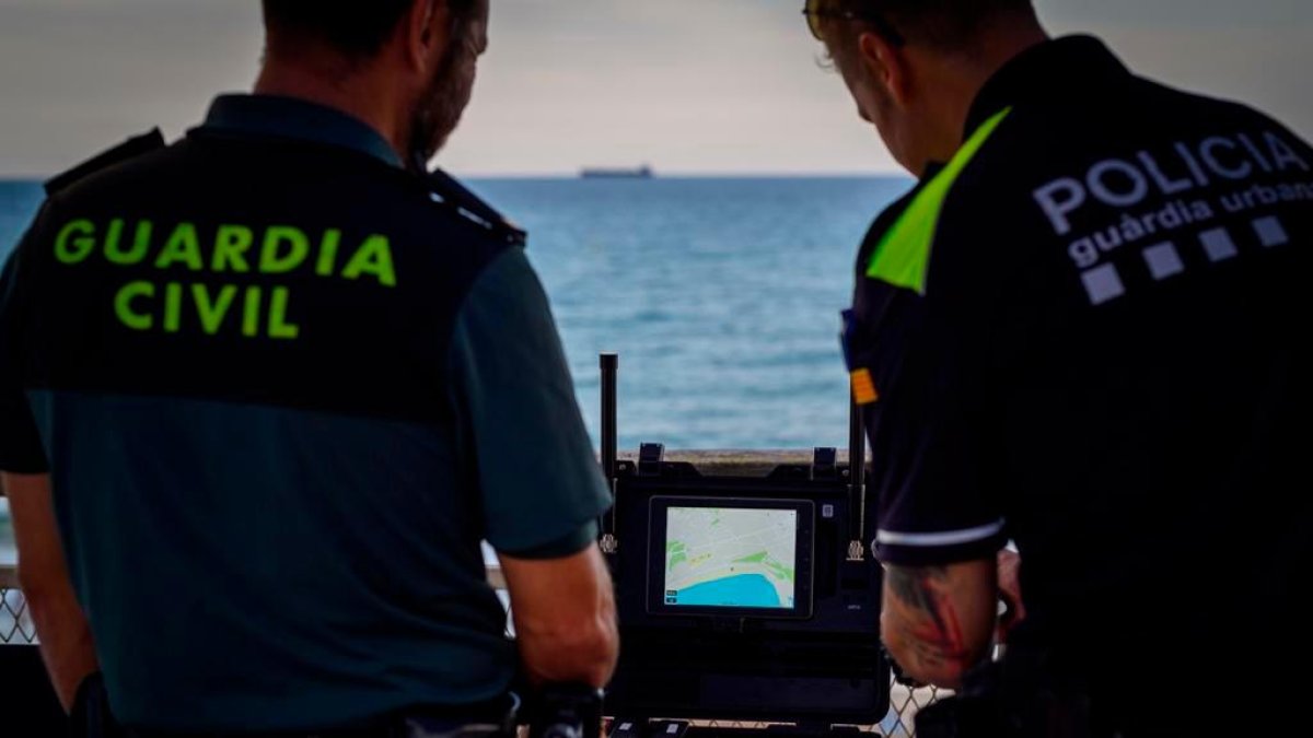 Agentes, observando el tráfico aéreo de la ciudad.