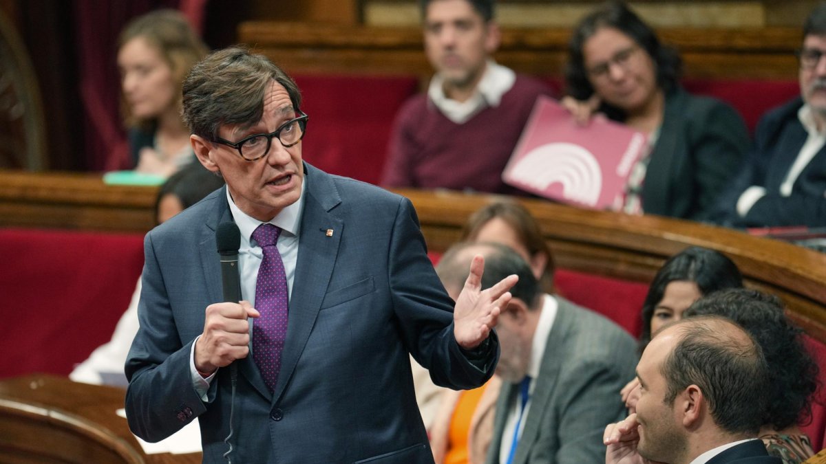 El presidente de la Generalitat de Catalunya, Salvador Illa, al inicio esta mañana de la sesión de control del Parlament y del debate a la totalidad del proyecto de ley del Estatuto de municipios rurales, entre otras cuestiones.
