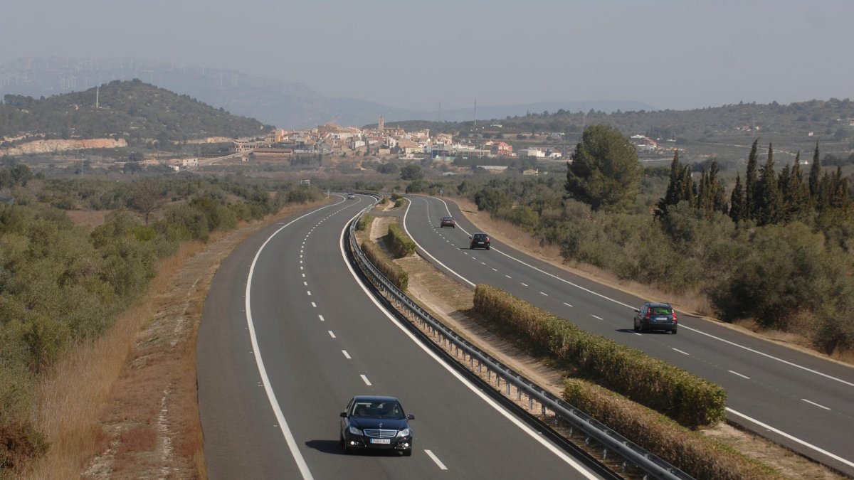 Vista de la autopista AP-7 a su paso por el término de Freginals, donde ha tenido lugar el accidente.