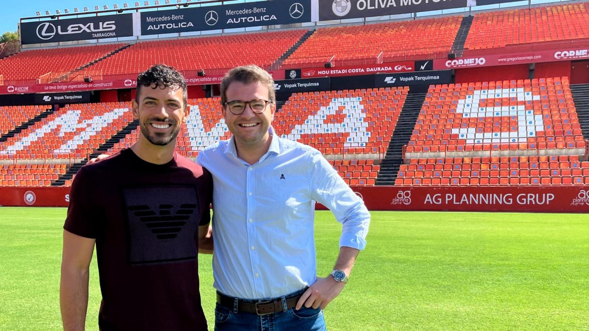 Pablo Marí en el césped del Nou Estadi junto con el Director del Area de Negocio del club grana, Josep Maria Andreu Solé.