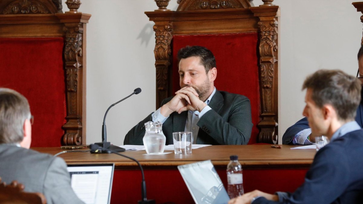 El alcalde Rubén Viñuales, en un pleno municipal con el secretario general, a la izquierda, y el viceinterventor, a la derecha.