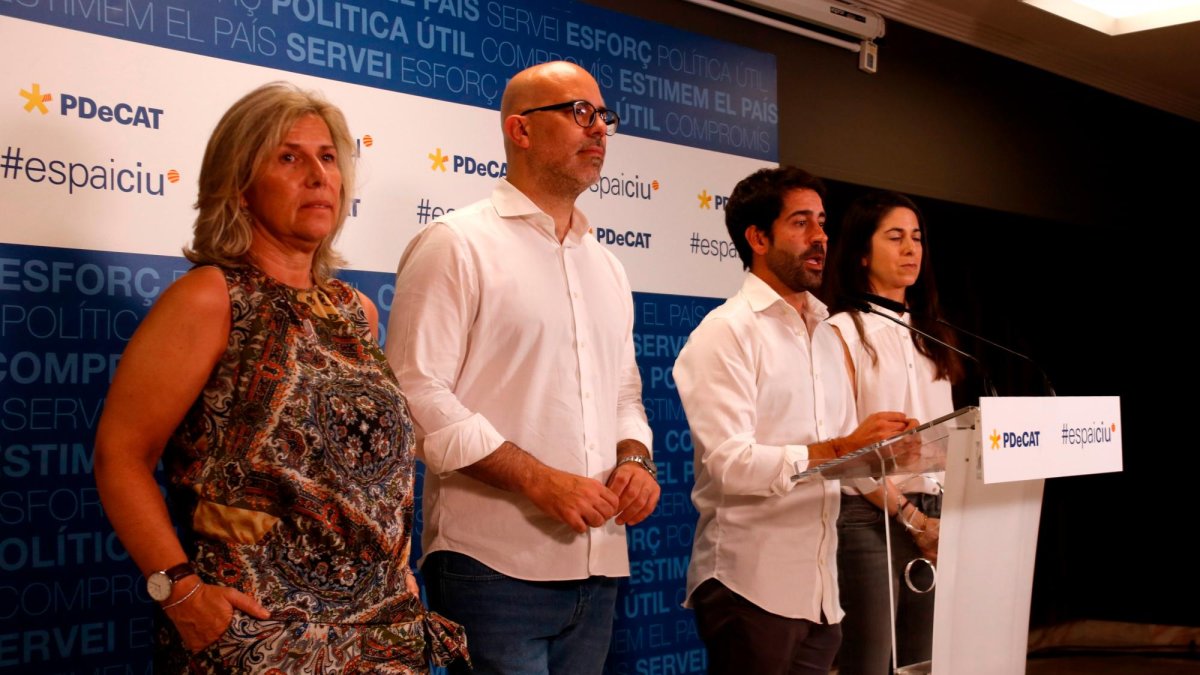 Roger Montañola, candidato del PDeCAT - Espai CiU, acompañado del número 2 Genís Boadella, la 5 Elena Turallóy la candidata al Senado, Lorena Iglesias, compareciendo durante la noche electoral.