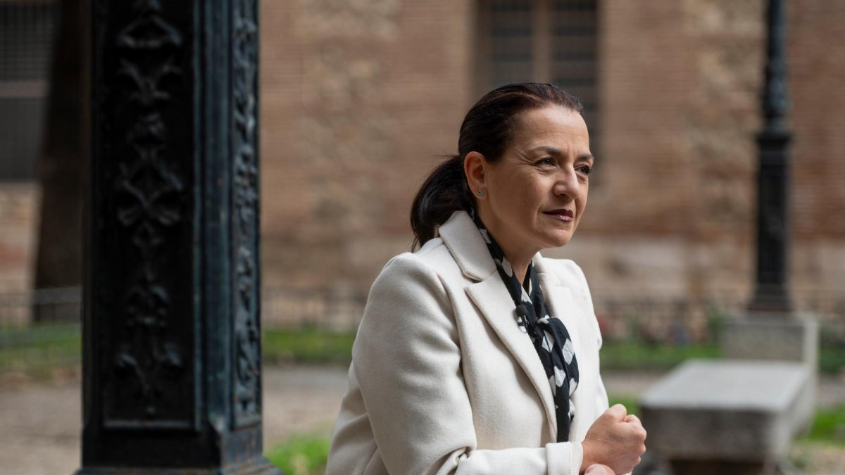 Esther Sáez, la herida más grave del 11-M, en una plaza de Alcalá de Henares (Madrid).