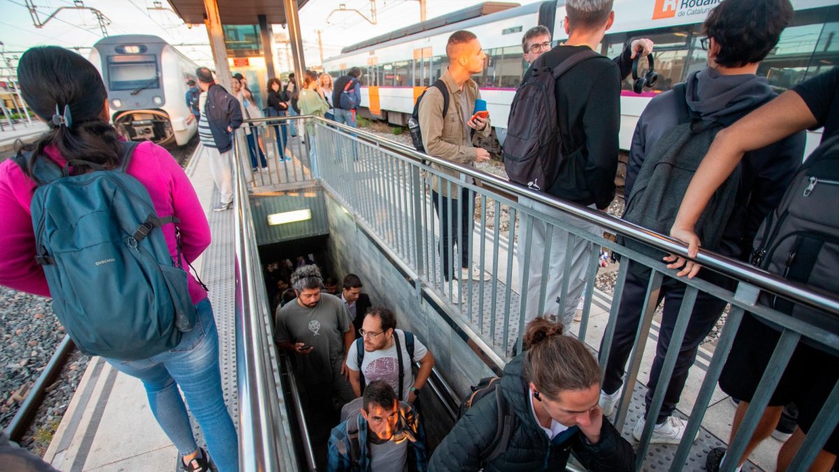 Los usuarios llegando a la estación de Sant Vicenç de Calders.