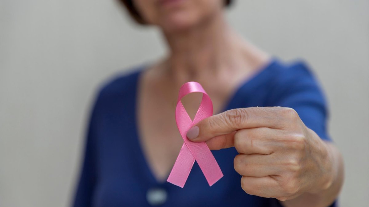 Imagen de archivo de un lazo a favor de la investigación del cáncer de mama