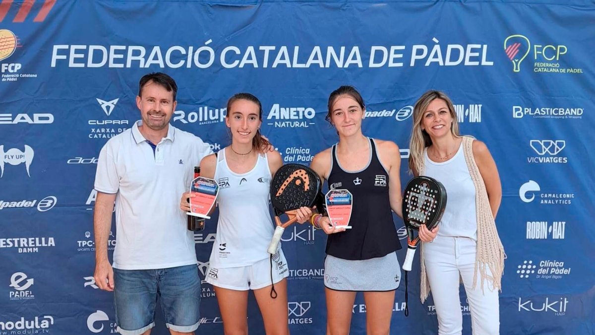 Ana Domínguez y Ainara Pozuelo, durante la entrega de trofeos a las campeonas.