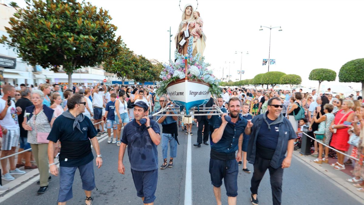 La multitud se congregó en el paseo Miramar para ver de cerca el paso de la virgen.