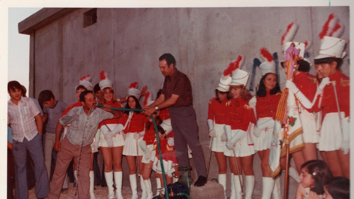 Acompanyant l’alcalde el dia que va arribar l’aigua corrent al poble, el 1978.