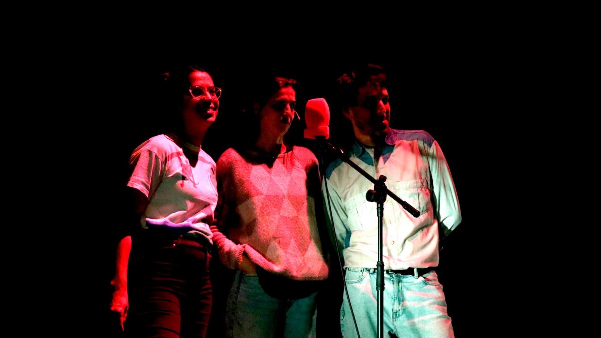 Maria Alejandre, Pau Ferran y Bàrbara Roig ensayando ‘Petro, una història d’amor’ en el Convent de les Arts.