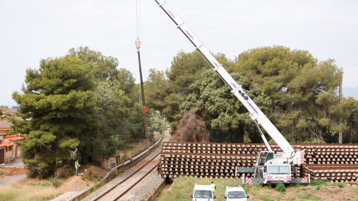 Trabajos de retirada de las antiguas vías de tren de la costa.