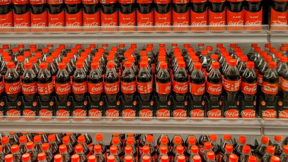 Imagne de archivo de varias botellas de Coca-Cola