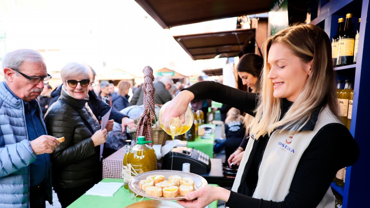 Los asistentes a la feria pueden degustar el aceite recién salido del molino.