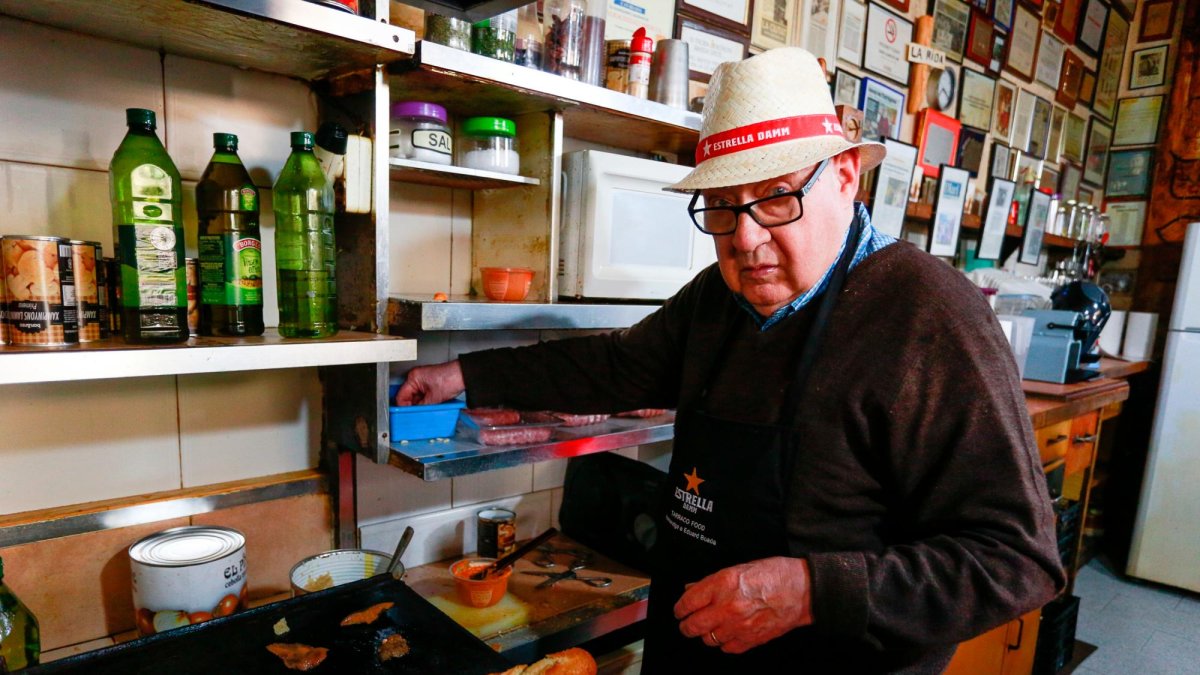 Eduard Boada, con el ‘barret de Santa Tecla’, cocinando en su histórico bar.