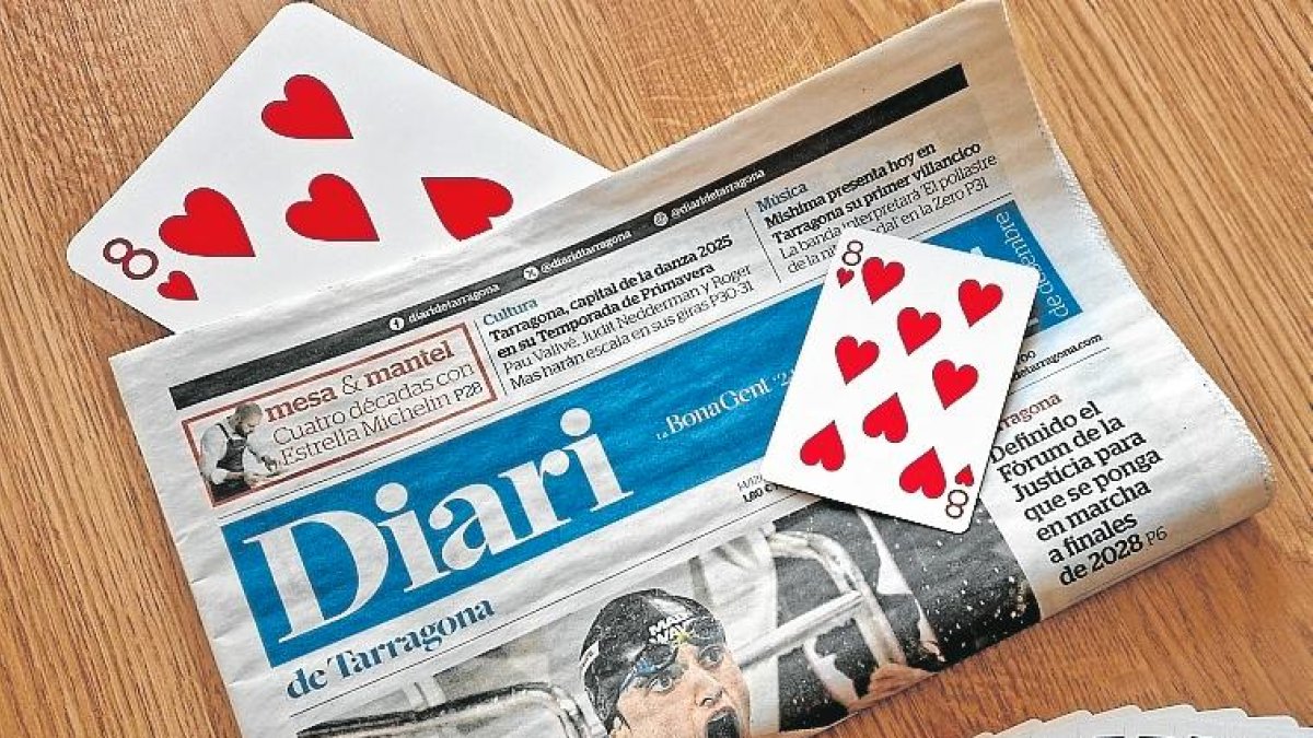 Para el truco se necesita un ejemplar del ‘Diari’, una carta gigante de póquer y una baraja de póquer .