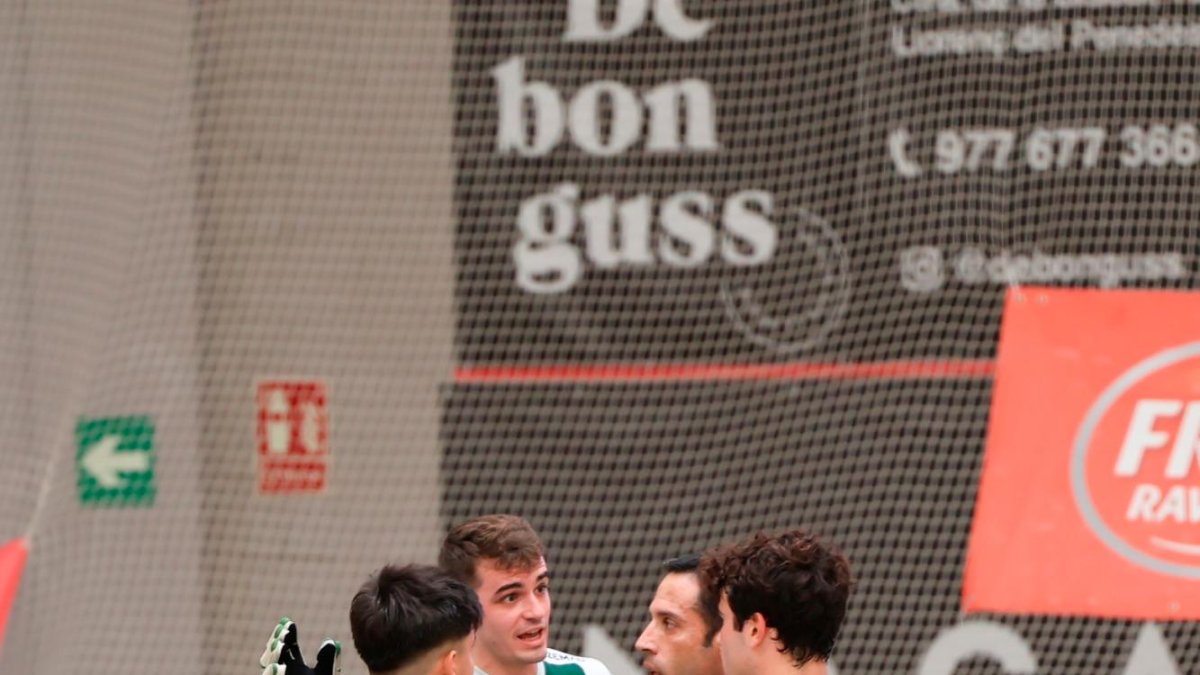 Olmos, Marimon, Selva y Domènech dándose instrucciones durnate la jornada inaugural de liga ante el Noia.