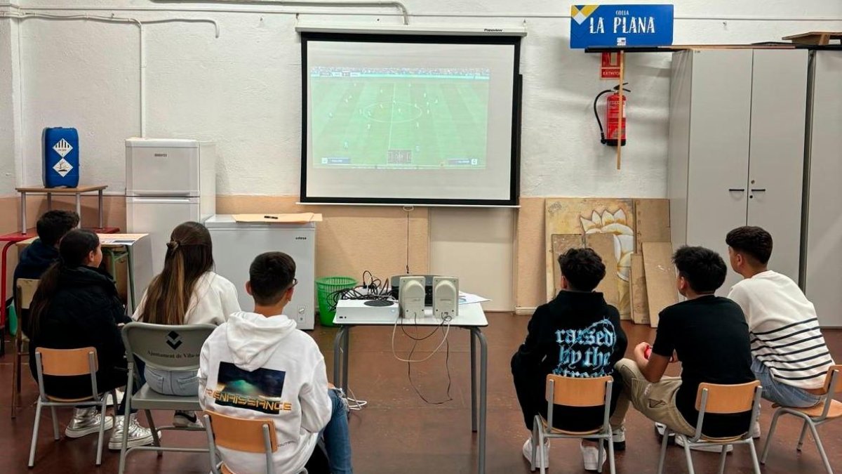 Un grupo de jóvenes de La Plana disfrutaron el lunes de una tarde de videojuegos.